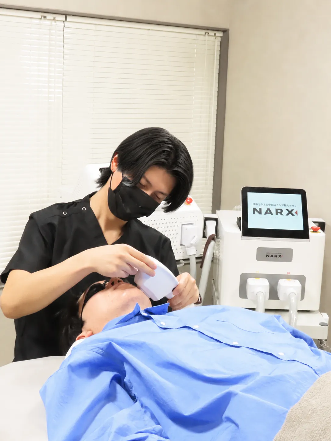 NARX 施術風景 - 中島ひろきが脱毛施術を行う様子